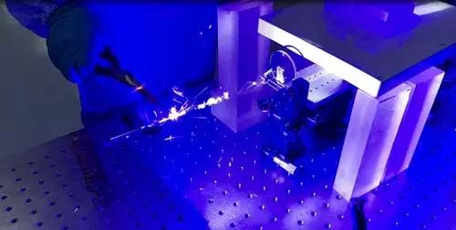 藍光激光器產(chǎn)業(yè)化應(yīng)用：革新高反材料加工領(lǐng)域，新能源電池、3C優(yōu)勢突出